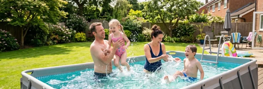 Famille profitant d'une piscine tubulaire rectangulaire installée dans un jardin verdoyant en été